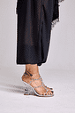 tasha-sandalia-feminina-spikes-prata Sandália Feminina Tasha Prata no pé vista lateral