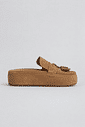 Clog Feminino Mali Camurça Bege visto de lado, com tassel e salto flatform
