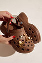 SIA - CHINELO BABUCHE FEMININO COM PINS MARROM SIA - CHINELO BABUCHE FEMININO COM PINS MARROM