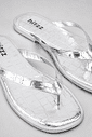 isla-flatform-feminina-croco-prata Chinelo Flat Feminino Isla Prata Croco em vista superior mostrando palmilha e tiras de dedo com zoom