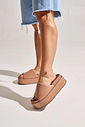 FIFI - TAMANCO FEMININO PLATAFORMA TIRA ACOLCHOADA CAMEL FIFI - TAMANCO FEMININO PLATAFORMA TIRA ACOLCHOADA CAMEL