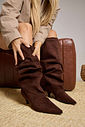 LISE - BOTA FEMININA CANO ALTO BICO FINO SUEDE MARROM LISE - BOTA FEMININA CANO ALTO BICO FINO SUEDE MARROM