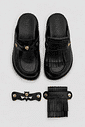 Clog feminino preto com franjas e detalhes dourados em vista superior