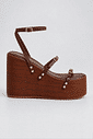 sandalia-plataforma-feminina-tiras-camel-bronx Sandália Plataforma Feminina Tiras Camel Bronx vista de lado, com tiras finas, fivelas douradas e plataforma efeito madeira