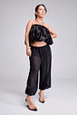 tamanco-feminino-tiras-de-vinil-preto-miranda Modelo em pé, corpo inteiro, look total black tomara que caia, calçando o Tamanco Feminino Tiras de Vinil Preto - Miranda