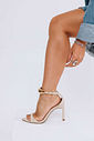 ANTÔNIA - SANDÁLIA FEMININA SALTO ALTO BICO FOLHA OFF WHITE
