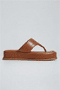 chinelo-flatform-couro-feminino-camel-buzios Chinelo flatform feminino couro camel, vista lateral, solado em contraste, produto isolado em fundo cinza claro.