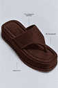 chinelo-flatform-feminino-camurca-marrom-buzios Chinelo flatform feminino camurça marrom Búzios - infográfico com detalhes de tira larga em camurça, bico quadrado e flatform de 5cm