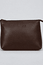 necessaire-feminina-hitzz-couro Necessaire Feminina Couro Hitzz marrom escuro com fechamento em zíper e logo em baixo-relevo