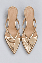 tamanco-feminino-dedo-salto-anabela-bico-folha-ouro-light-liz Par de tamancos dedo dourado metalizado vistos de cima, palmilha com a marca hitzz gravada, bico folha em destaque.