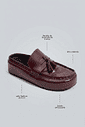 Clog Feminino Mali Bordô em ângulo 3/4, com tassel e solado flatform em destaque