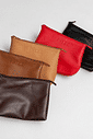 necessaire-feminina-hitzz-couro Necessaire Feminina Couro Hitzz em diferentes cores com fechamento em zíper e logo em baixo-relevo