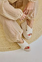 livia-tamanco-feminino-plataforma-off-white Tamanco feminino Livia branco em look de verão