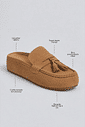 Clog Feminino Mali Camurça Bege em ângulo 3/4, com tassel e solado flatform em destaque