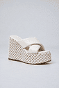 livia-tamanco-feminino-plataforma-off-white Tamanco Livia branco com tiras cruzadas e plataforma trançada