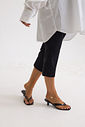 gummy-tamanco-feminino-salto-baixo-translucido-preto Tamanco Feminino Flip Flop Gummy preto em PVC translúcido nos pés da modelo caminhando, vista dos dois calçados
