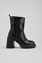 aline-bota-feminina-3-em-1 Bota aline preta lateral mostrando detalhe do elastico