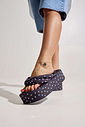 SAKURA - CHINELO FLATFORM POÁ TIRAS PUFFER PRETO E BRANCO