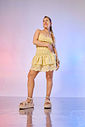 sandalia-feminina-anatomica-corda-bege-naia Modelo usando vestido amarelo curto com a Sandália Feminina Anatômica Corda bege, corpo inteiro