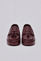 Par de Clogs Mali Bordô vistos de cima, tassels em destaque