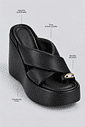 tamanco-feminino-plataforma-preto-julia Infográfico do Tamanco Feminino Plataforma Preto Julia destacando a plataforma de 10 cm, as tiras entrecruzadas, o detalhe dourado e a palmilha acolchoada