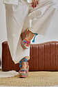 califa-sandalia-feminina-amarraçao-multicolorida Sandália Califa multicolorida no pé com plataforma de 13 cm