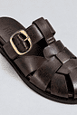 clog-feminino-fivela-marrom-aura Close da fivela dourada e das tiras entrelaçadas do clog marrom, mostrando a palmilha com a marca hitzz.