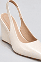 scarpin-feminino-salto-anabela-slinback-off-white-suzan Detalhe da tira slingback do scarpin feminino salto anabela off white