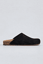 Clog anatômico feminino de couro camurça preto, sola de cortiça, vista lateral, isolado em fundo cinza claro.