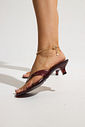 gummy-tamanco-feminino-transparente-salto-baixo-marrom Detalhe do salto e da tira do Tamanco Feminino Flip Flop Gummy marrom em PVC translúcido