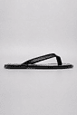 isla-flat-feminino-preto Chinelo Flat Feminino Isla Preto em vista lateral com tiras finas de dedo e solado rasteiro