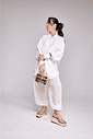 tamanco-flatform-feminino-tira-vinil-dourado-adele Modelo usando look total white com o Adele - Tamanco Flatform Feminina Tira Vinil Dourado, corpo inteiro