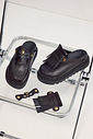 Clog feminino preto com franjas e detalhes dourados em composição de produto