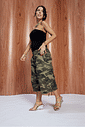 alice-tamanco-tiras-feminina-prata Tamanco Anabela Feminino Alice prata com salto anabela e tiras finas, usado em look feminino com calça cargo camuflada.