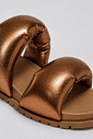 lili-papete-anatomica-feminina-bronze Detalhe aproximado das tiras puffer metalizadas da Papete Lili Bronze