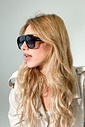 parga-oculos-feminino-lente-azul-escura Óculos Feminino Parga Preto em uso vista lateral