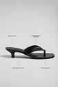 gummy-tamanco-feminino-salto-baixo-translucido-preto Tamanco Feminino Flip Flop Gummy preto em PVC, vista lateral destacando as tiras e o salto baixo