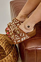 sasha-tamanco-feminino-trama-artesanal-camel Tamanco Sasha camel no pé com fivela ajustável