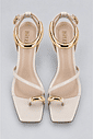 Sandália feminina salto alto bico quadrado off white Nati - par visto de cima com palmilha hitzz e argolas douradas nas tiras