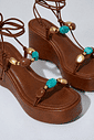 jasmim-sandalia-feminina-pedraria-camel Detalhe das pedrarias coloridas da Sandália Jasmim camel