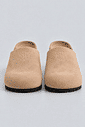 clog-feminino-anatomico-couro-camurca-bege-lina Par de clogs femininos anatômicos couro camurça bege Lina, vista frontal