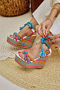 califa-sandalia-feminina-amarraçao-multicolorida Sandália Califa multicolorida com amarração no tornozelo vista lateral