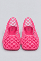 sapatilha-feminina-rosa-gummy Par da Sapatilha Feminina Rosa - Gummy fotografado de frente, com a marca "hitzz" visível nos dois solados internos.