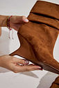 NARI - BOTA FEMININA SLOUCH CANO MÉDIO SUEDE CAMEL NARI - BOTA FEMININA SLOUCH CANO MÉDIO SUEDE CAMEL