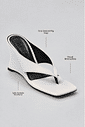 tamanco-feminino-dedo-salto-anabela-off-white-misaki Infográfico do tamanco off white destacando tira central flip flop, visual minimalista e salto anabela escultural.