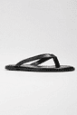 isla-flat-feminino-preto Chinelo Flat Feminino Isla Preto em vista 45 graus mostrando tiras de dedo e solado flat