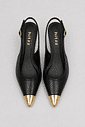 Slingback Naomi Preto Vista Superior Par de slingbacks femininos Naomi pretos em vista superior, destacando o formato do cabedal, a palmilha e o bico fino com ponteira metálica dourada.
