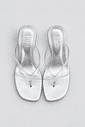 nic-tamanco-femininop-tira-de-dedo-transparente Tamanco Feminino Kendall Transparente vista superior detalhe das tiras em vinil