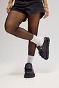 Clog feminino preto usado com meia branca em look casual