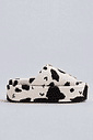 tamanco-feminino-plataforma-vaca-branco-preto-fifi Tamanco feminino plataforma com estampa animal print vaca branco e preto, vista lateral, isolado em fundo cinza claro.